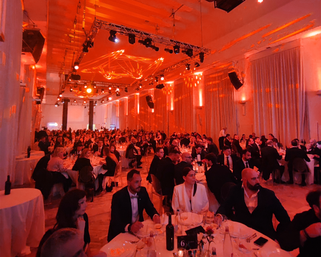 La sala della cena di gala degli Italian Gaming Awards con gli ospiti seduti ai tavoli
