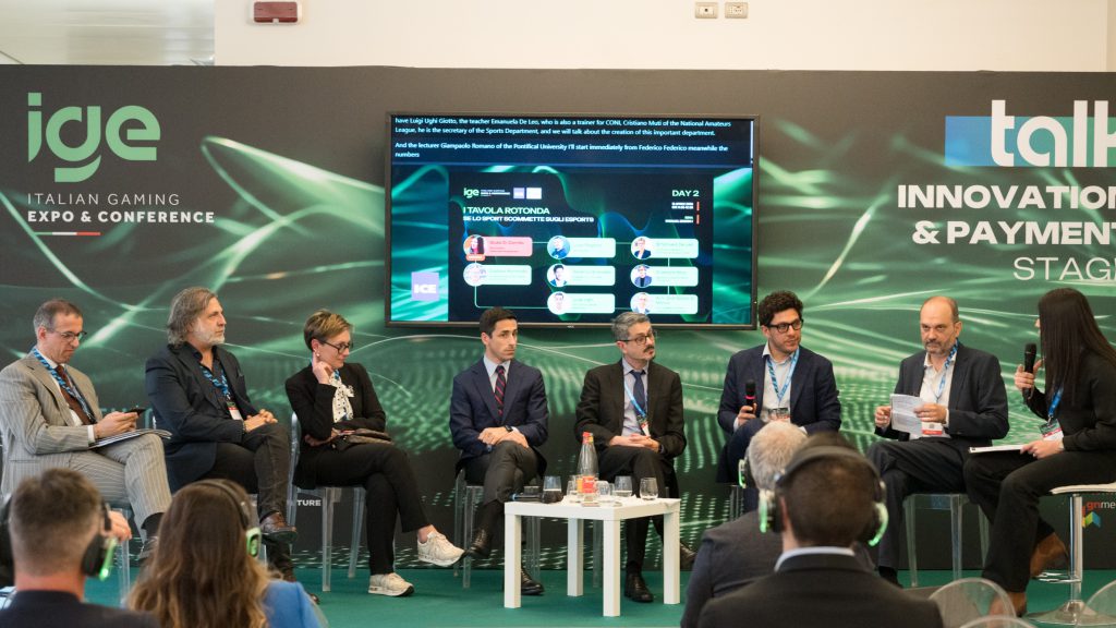 Una tavola rotonda sul palco dell’Italian Gaming Expo & Conference, con il pubblico in sala