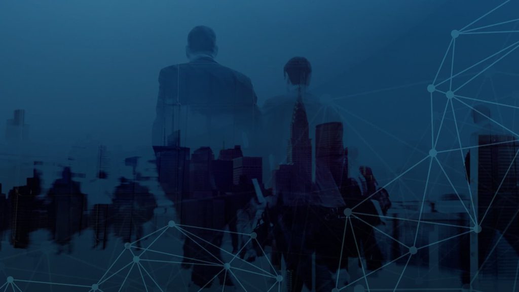 Silhouette di manager in abito scuro sovrapposte allo skyline di una città, attraversate da una rete di linee e nodi, in toni blu
