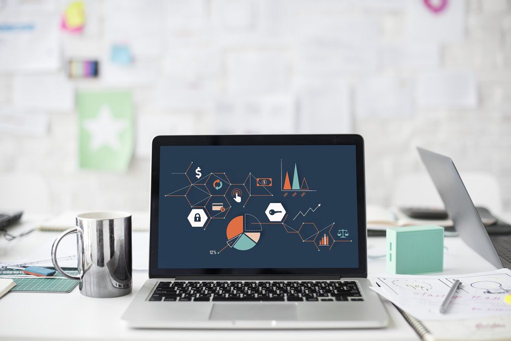 Web marketing — grafici su un portatile